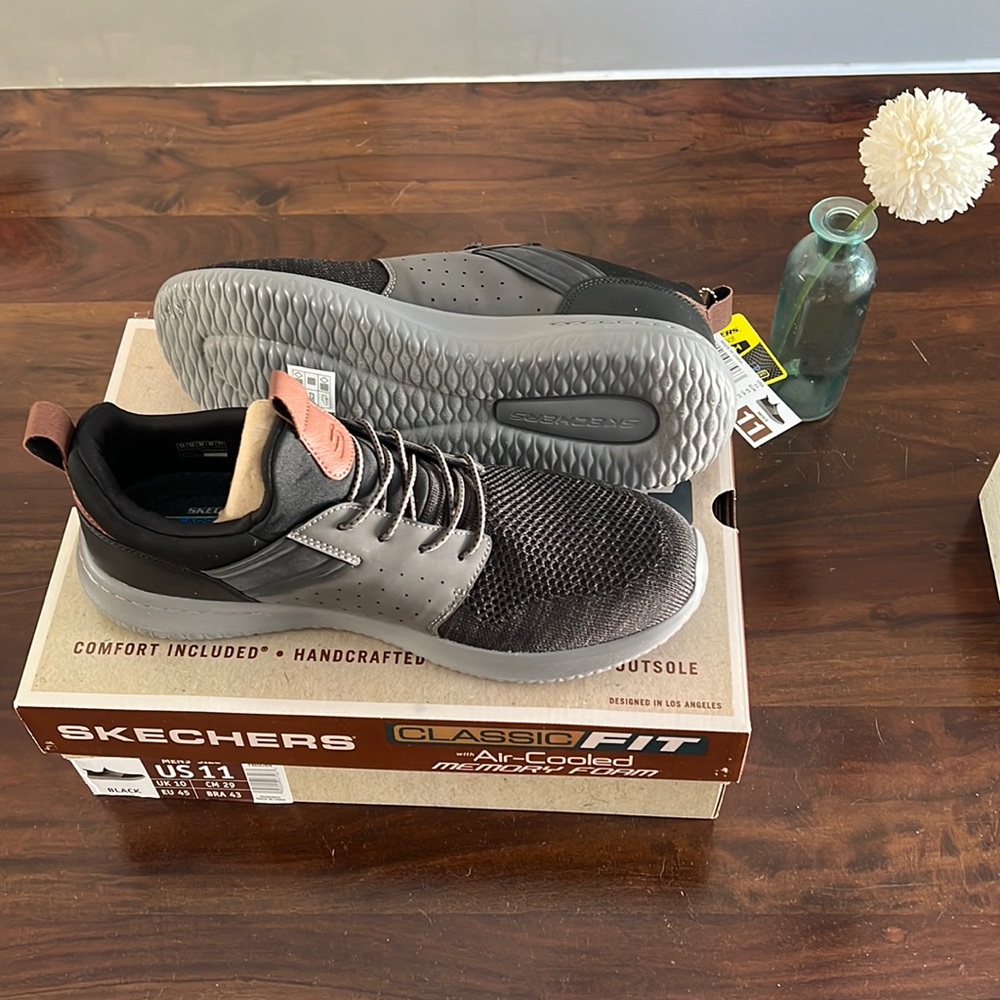 NWT - Mens Sketchers sneakers